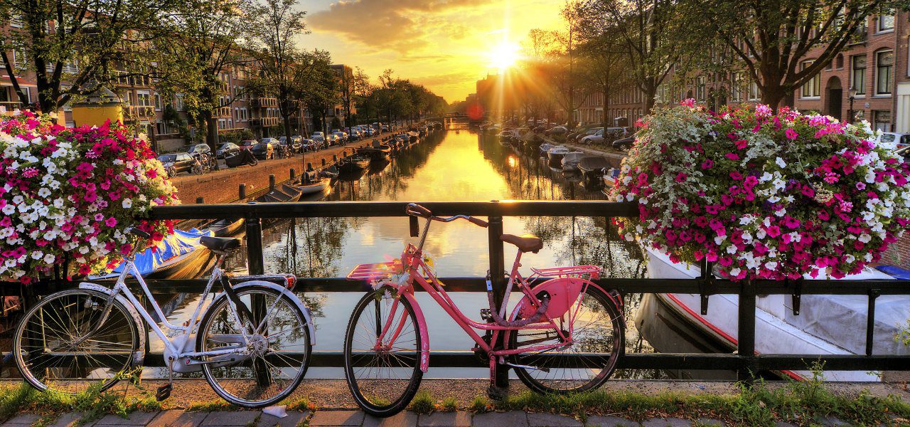bici-fietsen-grachten-hotels-amsterdam